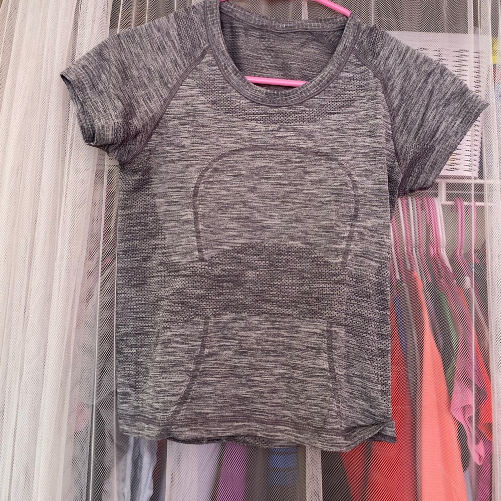 Size 4 Lululemon swiftly tech short sleeve